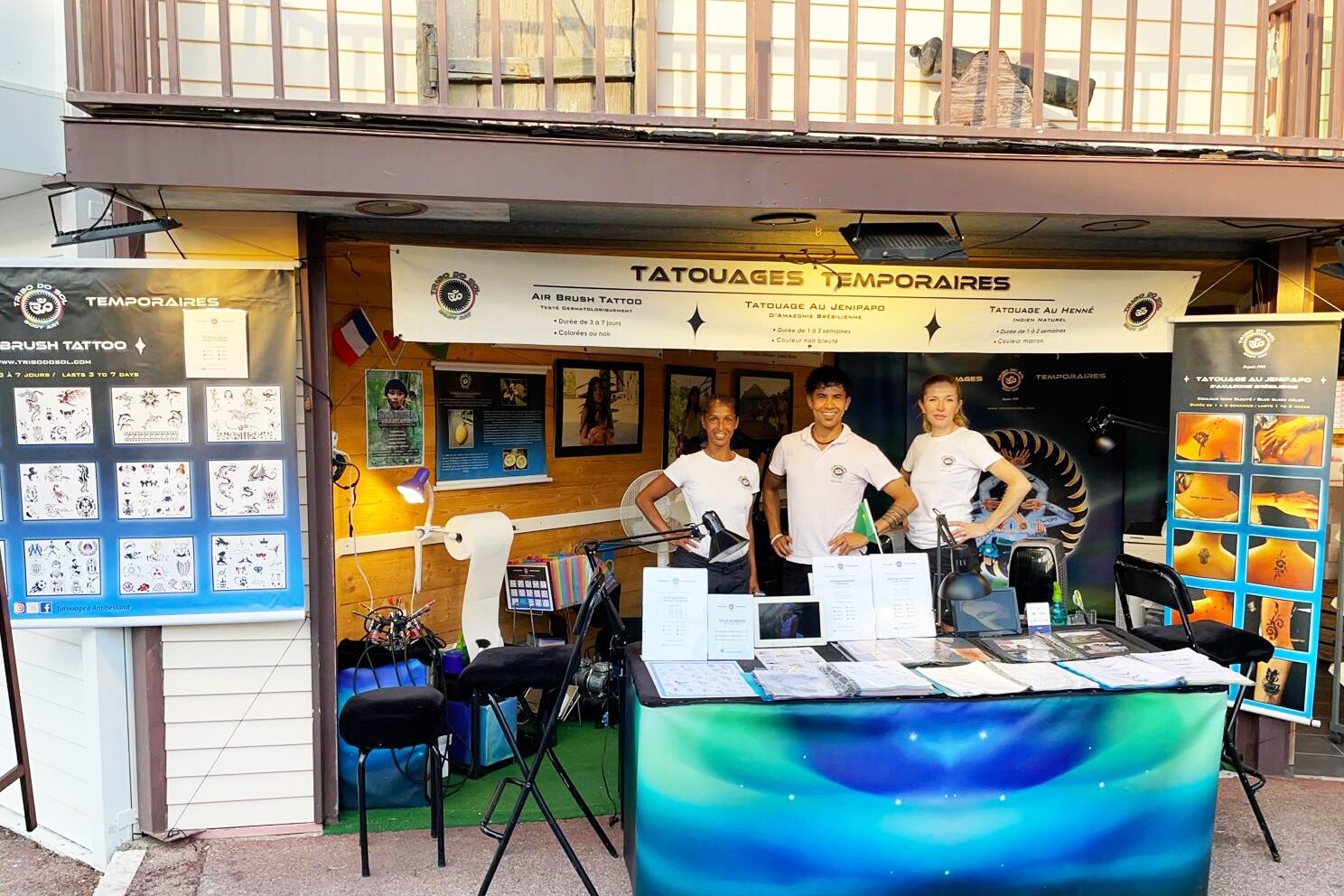 Stand TRIBO DO SOL Tatouages Temporaires à Antibesland – Côte d’Azur Stand Tatouages